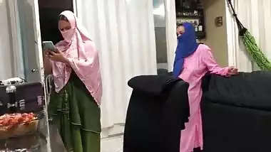 The big guy masturbates in front of his hijabi stepdaughters