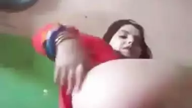Hot MMS clip of mature Desi stunner showing her sweet XXX vagina