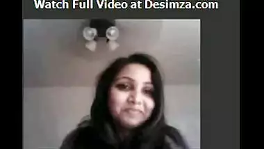 Desi Indian Girl Show boobs on webcam