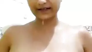 Sexy Desi XXX girl shaving her pretty pussy on selfie cam