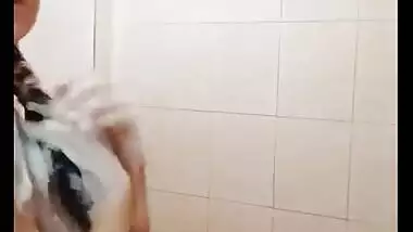Sexy Desi Girl Bathing New Leaked Video