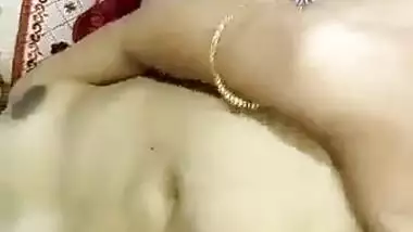 Desi woman with red lips films XXX video that will be leaked