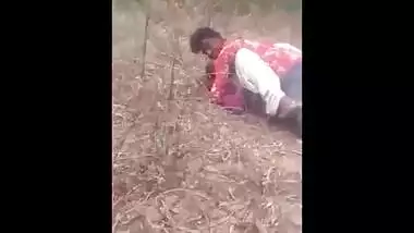 Desi lover boy fucking girl in jungle caught red handed