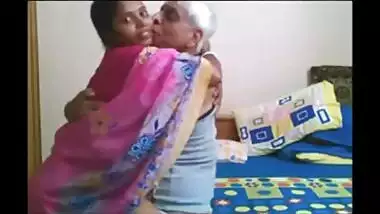 Indian maid gives oral sex to Old abode Owner