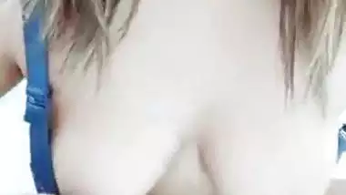 Chubby girl records her nude Bangla sex video in bathroom
