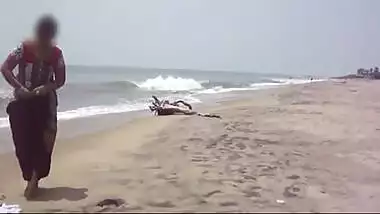 Desi sex of Indian bhabi showing boobs on sea beach