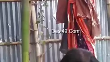 Outdoor shower video should draw men's attention as the Desi thinks