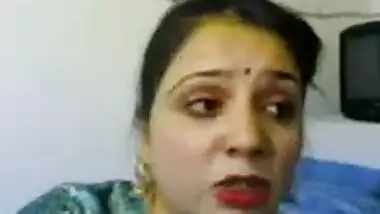 Desi aunty showing her big boobs and shaved pussy