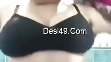 Brunette Desi MILF puts off black bra to show her huge XXX boobs