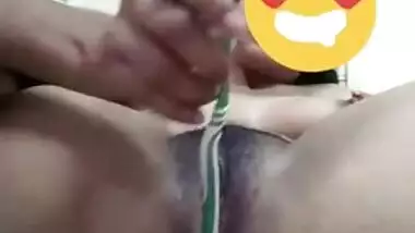 Horny Indian Girl Mustarbation Toothbrush