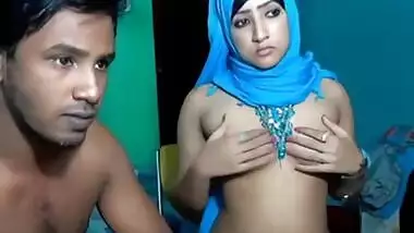 A hijabi girl fucks on a live webcam in the Bangladeshi xxx