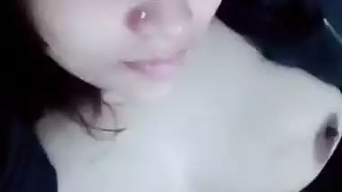 Sexy Pak Girl Showing her Boobs