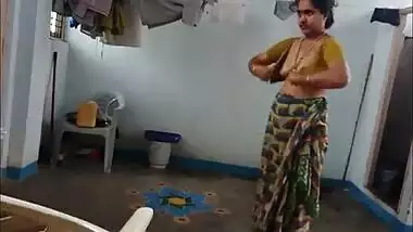 Naked Hot Aunty Wearing Saree After Shower