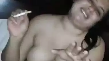 Smoking Indian MILF ki naked MMS