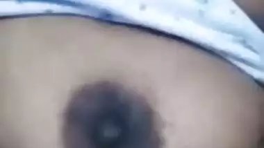TAMIL AUNTY SHOWING CUTE SET OF BOOBS