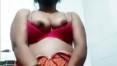 Home show of amateur Desi model in orange sari who gives XXX blowjob