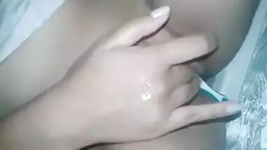 Teen desi girl use tooth brush in pussy