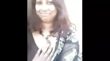 Bhabhi moving saree and showcasing big boobs