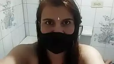 Horny Bhabhi nude bathing on cam