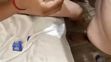 A girl uses a condom to fuck her ex-lover in Indian bf