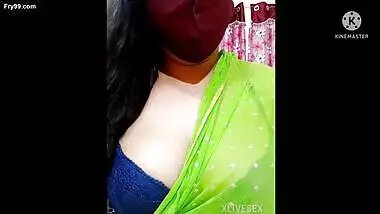 Desi Indian aunty with a sexy figure