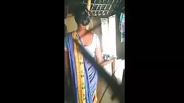 Desi village sex! Indian sexy aunty in red saree quick fuck and blow