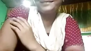 Desi Village Bhabhi Shows her Boobs Part 2