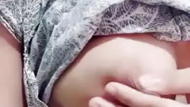 CUTE BOOBS DESI GF PRESSING HER BOOBS