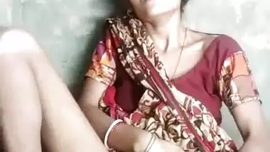 Poor village wife masturbating pussy with veggie