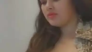 Desi beautiful XXX chick exposing her huge boobs MMS video