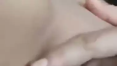 Indian pussy pic and fingering video of hot girl