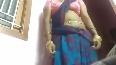 Desi indian tamil aunty cam teasing indian sex video