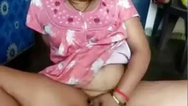 Pervert hubby displaying his Desi XXX wife’s boobs and pussy MMS