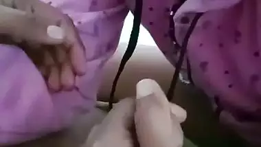 A horny guy fingers his GF’s wet pussy in Tamil bf