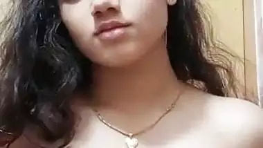 Bangladeshi TikToker girl naked boobs playing viral MMS