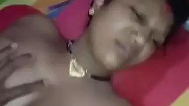 Fucking shaved pussy of Desi Bhabhi