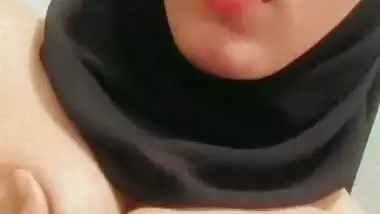 Dhaka girl shows her naked boobs in Bangladeshi sex