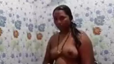 Sexy desi bhabhi nude bathing selfie video