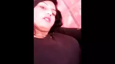 Desi shows up her XXX boobies and sticks out tongue in a sex show