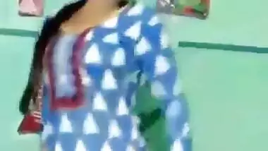 sexy desi gf lifting salwar and showing her sexy naval dance