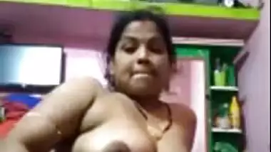 Big-assed Desi mom masturbates broken slit with the thick vegetable