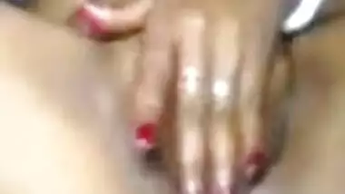 XXX Kolkata Bhabhi satisfies snatch with fingers in this Desi clip