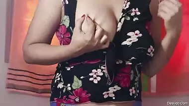 Indian babe showing her big boobs on cam