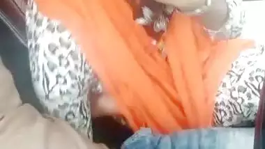 Bangladeshi Muslim girl blowjob to her lover in car