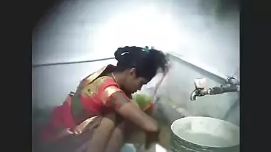 Desi village bhabi XXX spy cam catches aunty in saree pissing