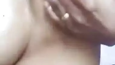 Desi solid maal showing her cute boobs