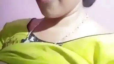 Desi sexy bhabi shwo her boobs