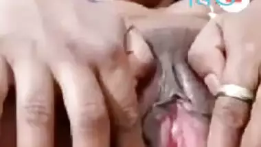 Bangladeshi girl showing red pussy hole on video call