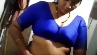 Dehati MILF changing saree and boob show MMS