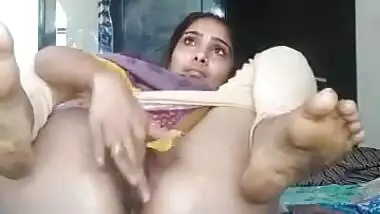 Indian college teen fingering vagina MMS